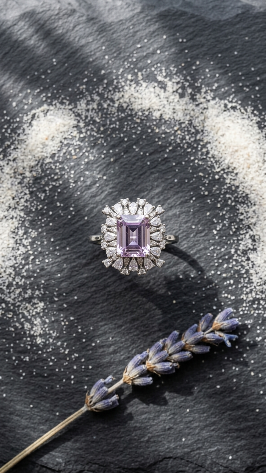 Anillo ÉCLAT — Amatista Natural Talla Esmeralda & Circonitas en Plata 925