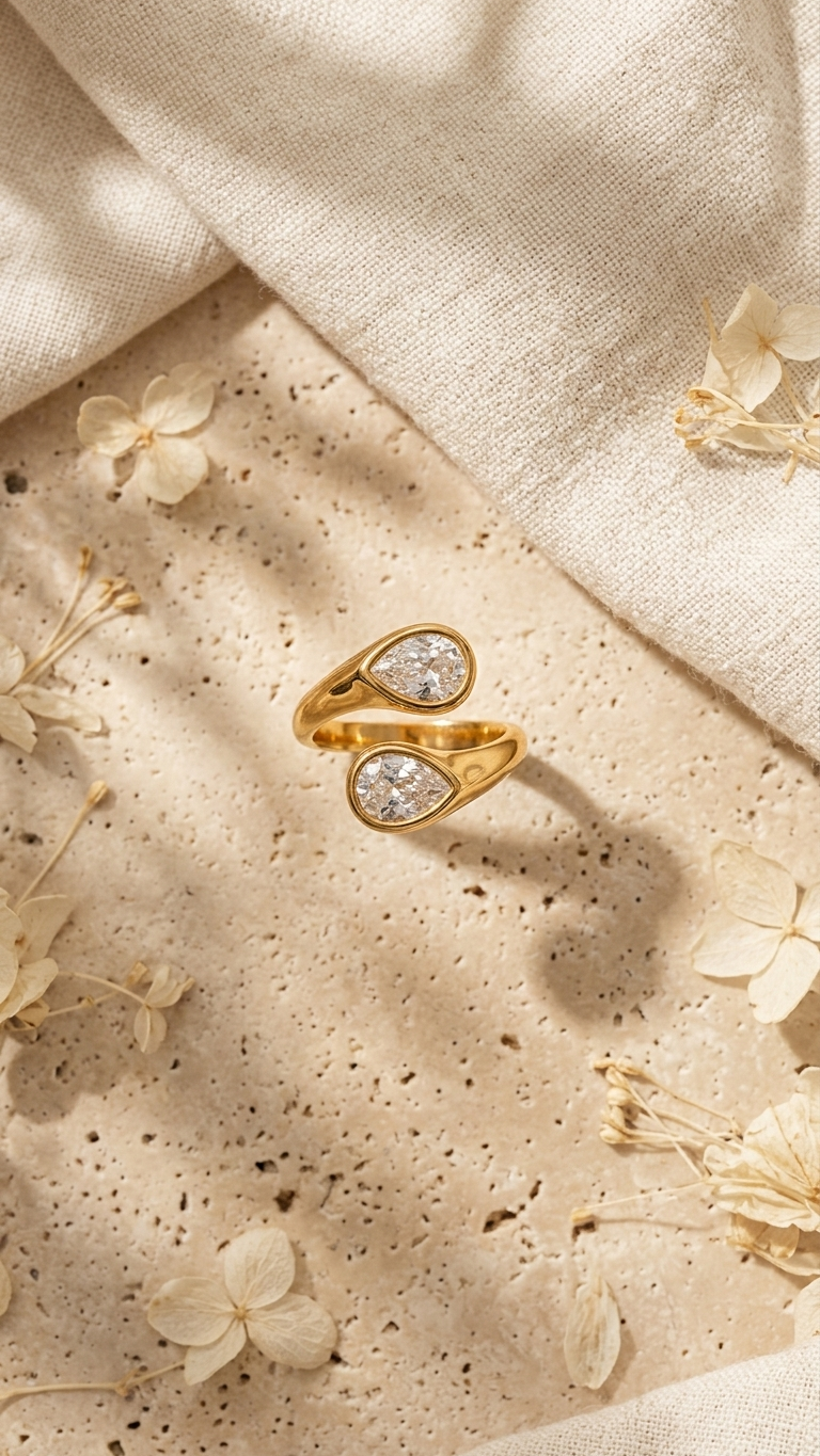 Anillo KAIRA  de Acero Dorado y Circonitas